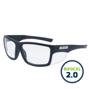 Vista lateral de unas gafas de lectura de seguridad bifocales JORESTECH con protector lateral transparente para protección contra impactos fuertes. Estas gafas de seguridad tienen montura negra y lentes de policarbonato transparentes. En un dibujo en verde y azul se lee bifocal 2.0 sobre fondo blanco.