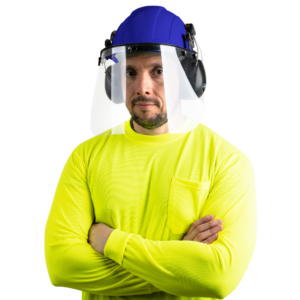 Hombre usando el kit de casco de estilo gorra con orejeras montables y pantalla facial de alta transparencia