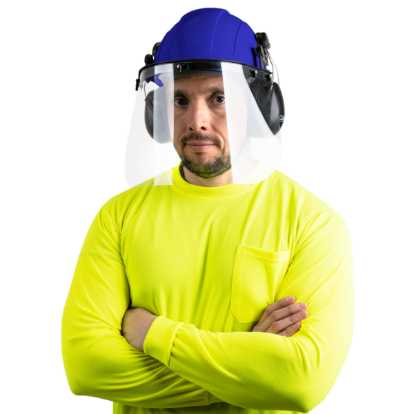 Hombre usando el kit de casco de estilo gorra con orejeras montables y pantalla facial de alta transparencia