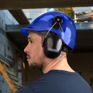 Trabajador usando un casco de seguridad azul tipo gorra con ranuras y protección auditiva