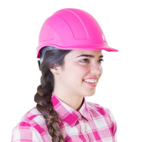 Una mujer que lleva el casco de seguridad rosa estilo gorra