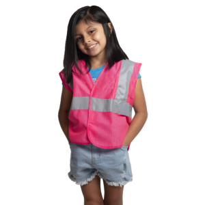 Una niña llevando un chaleco de seguridad reflectante rosa