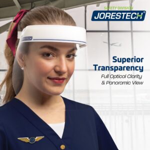 Una joven usando una pantalla facial protectora transparente JORESTECH con banda elástica para la cabeza en un aeropuerto