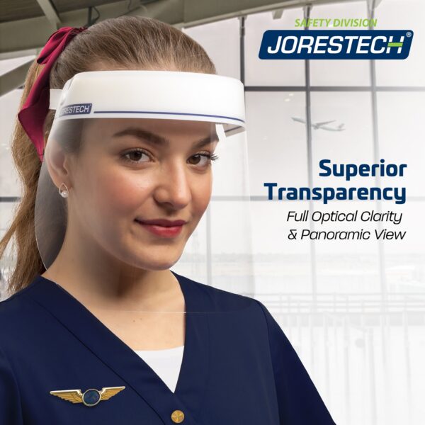 Una joven usando una pantalla facial protectora transparente JORESTECH con banda elástica para la cabeza en un aeropuerto