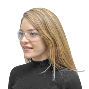 Una mujer que lleva gafas de seguridad JORESTECH totalmente transparentes, de PC, que cumplen con ANSI, para protección contra impactos elevados