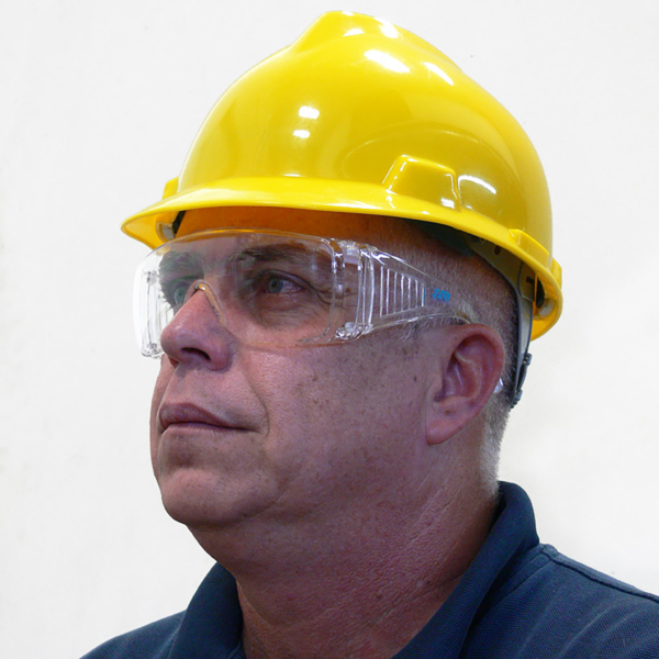 Un hombre que lleva un casco de seguridad y las gafas de seguridad transparentes para protección contra altos impactos