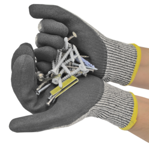 Dos manos sosteniendo una gran cantidad de clavos y grapas mientras llevan los guantes de trabajo de seguridad JORESTECH resistentes al corte con palma recubierta de nitrilo negro