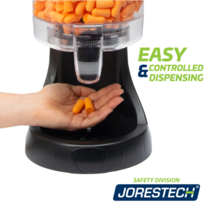Vista en primer plano que muestra la mano de una persona colocada debajo del dispensador de tapones para los oídos de mesa JORESTECH mientras recoge un par de tapones para los oídos. El texto dice: Dispensación fácil y controlada.