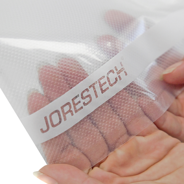Primer plano para mostrar los patrones del material del rollo para envasadora al vacío con superficie gofrada y etiqueta para escribir