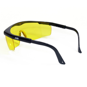 vista trasera de las gafas de seguridad rectangulares amarillas con montura negra y protectores laterales para protección contra impactos altos con patillas ajustables