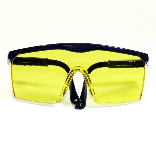 vista frontal de las gafas de seguridad rectangulares con montura negra y lentes amarillas con protectores laterales para protección contra impactos fuertes con patillas ajustables
