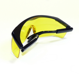 vista trasera plegada de las gafas de seguridad rectangulares con marco negro y lentes amarillos, con protectores laterales para protección contra impactos fuertes y patillas ajustables