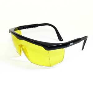 vista diagonal de las gafas de seguridad amarillas rectangulares con montura negra y protectores laterales para protección de alto impacto con patillas ajustables