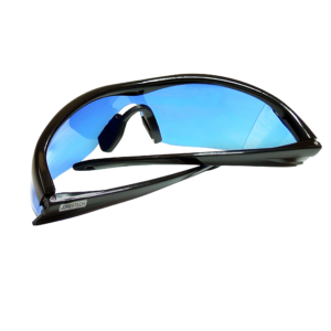 Vista trasera de unas gafas de seguridad JORESTECH azules con montura de diseño moderno y protectores laterales para protección de alto impacto, con las patillas plegadas sobre fondo blanco