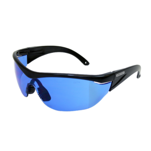Vista diagonal de unas gafas de seguridad JORESTECH azules de diseño moderno con montura y protectores laterales para protección contra impactos fuertes. Hay una marca grabada en la lente de policarbonato que dice Z87+, que es la norma ANSI