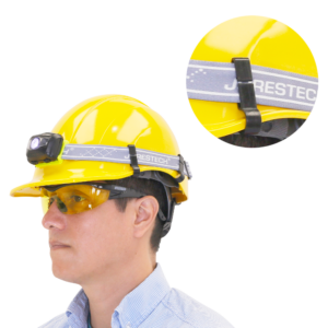 Trabajador que lleva un casco de seguridad tipo gorra amarillo con una linterna frontal negra sujeta al casco con 5 clips para linterna frontal de casco de seguridad
