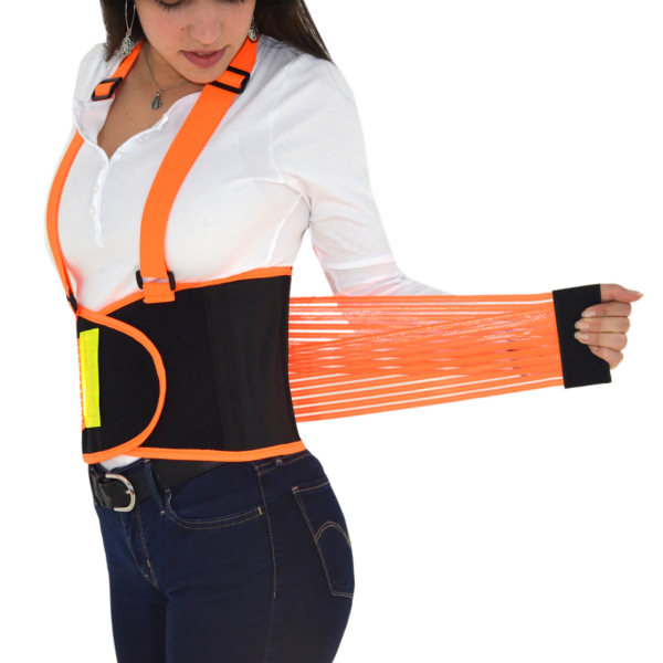 Una mujer tirando de la correa elástica para ajustar la talla del cinturón de soporte lumbar JORESTECH con tirantes.