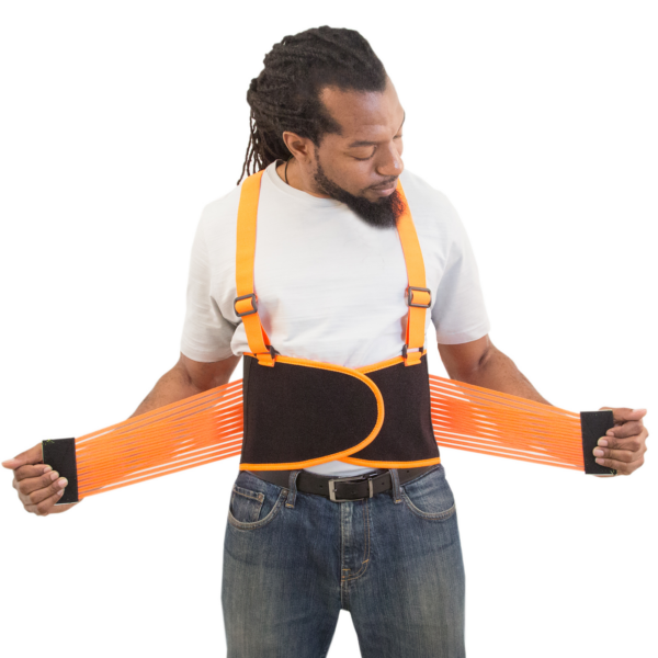 Un hombre poniéndose el cinturón de soporte para la espalda con tirantes elásticos. Está estirando las correas elásticas para cerrarlas delante de su estómago con un sistema de cierre de gancho y bucle.