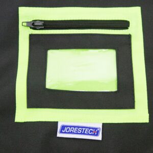 Primer plano del bolsillo transparente de PVC para colocar tarjetas de identificación en el chaleco porta-herramientas