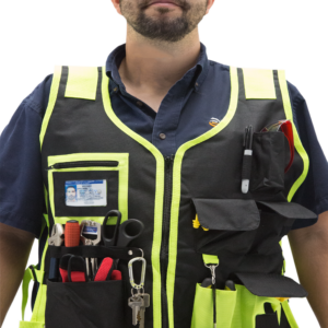 Trabajador usando un chaleco portaherramientas JORESTECH lleno de artículos como llaves, destornilladores, alicates, tijeras, bolígrafos, guantes, gafas, etc.