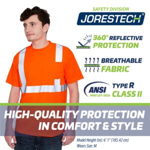 Un trabajador usando la camiseta de seguridad naranja JORESTECH. La imagen proporciona esta información: 360 grados de protección reflectante. Tejido transpirable. Tipo R clase II. Protección de alta calidad con comodidad y estilo.
