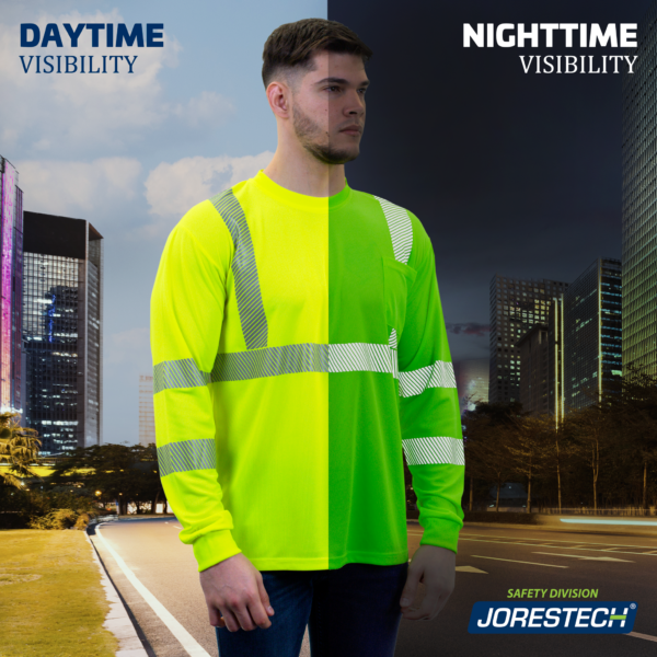 Un hombre de pie en medio de la carretera mientras lleva una camiseta de seguridad amarilla de manga larga JORESTECH de alta visibilidad. Dividida en el centro para comparar el aspecto de la camiseta durante el día y la noche. Una mitad muestra luz nocturna mientras la otra tiene luz diurna.