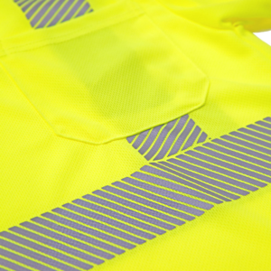 Primer plano del bolsillo y la tira termosellada en la camiseta de seguridad de alta visibilidad con tejido transpirable bird eye