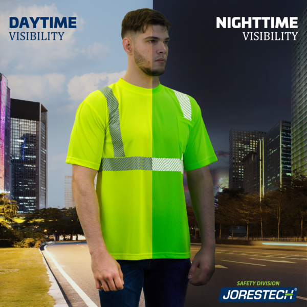 Imagen de un hombre de pie en medio de la carretera mientras lleva puesta una camisa de seguridad amarilla de manga corta JORESTECH de alta visibilidad. La imagen está dividida por la mitad y una parte muestra luz nocturna mientras la otra muestra luz diurna. La imagen muestra el cambio de colores de la camisa y su tejido de alta visibilidad, así como el material reflectante segmentado.
