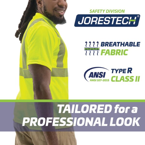 Hombre llevando la camisa de seguridad JORESTECH de manga corta con transferencia térmica. El texto dice: tejido transpirable. ANSI Tipo R, Clase 2. Diseñada para un aspecto profesional