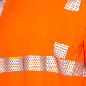Primer plano del bolsillo y la tira segmentada termosellada reflectante en la camiseta de seguridad de manga corta naranja reflectante JORESTECH