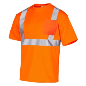 vista diagonal de una camisa de seguridad naranja conforme a ANSI con bandas reflectantes aplicadas por transferencia térmica