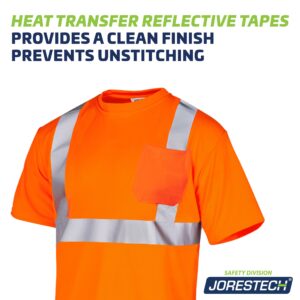 Primer plano de la camisa de seguridad de poliéster reflectante naranja con bandas reflectantes termotransferibles. El texto dice: Las cintas reflectantes termotransferibles proporcionan un acabado limpio y evitan que se descosan.