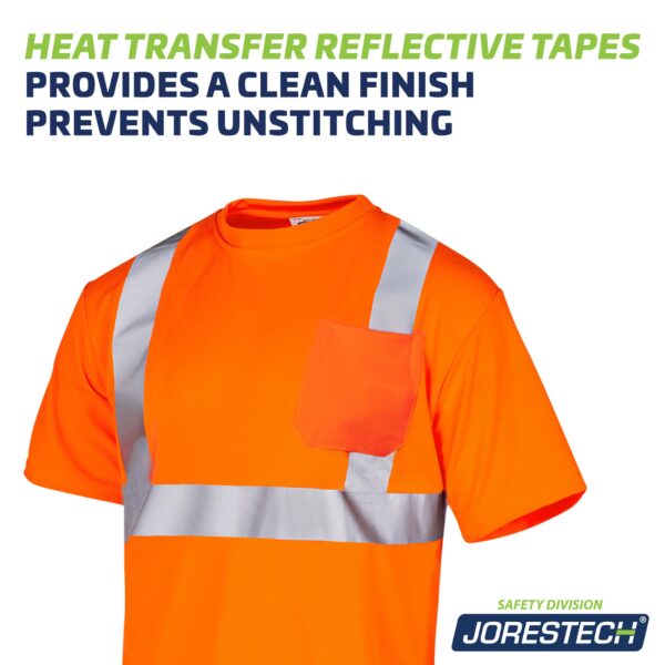 Primer plano de la camisa de seguridad de poliéster reflectante naranja con bandas reflectantes termotransferibles. El texto dice: Las cintas reflectantes termotransferibles proporcionan un acabado limpio y evitan que se descosan.