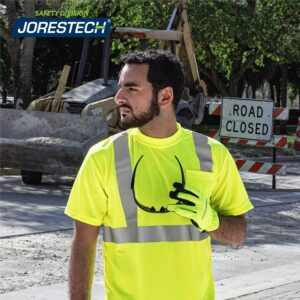 Un trabajador que lleva la camiseta de seguridad de manga corta color lima con franjas reflectantes termoselladas para construcción vial