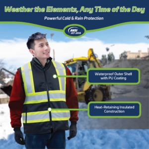 Trabajador usando el chaleco de seguridad reversible, impermeable y aislante de alta visibilidad negro para construcción. El texto dice: Afronta los elementos a cualquier hora del día, potente protección contra el frío y la lluvia. ANSI 107 215. Revestimiento de PU aislante