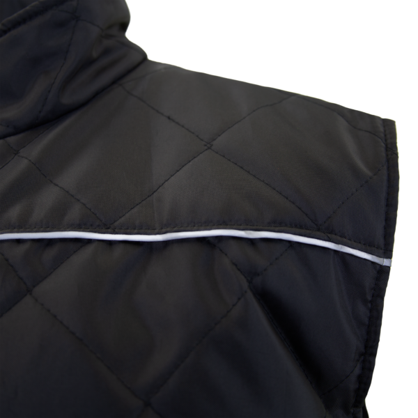 Primer plano del lado negro del chaleco de seguridad reversible e утепado JORESTECH vi-vis X on back con tiras reflectantes