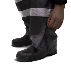 Primer plano de detalle que muestra la cremallera a la altura de la bota de los pantalones impermeables para ampliar la sección de la bota