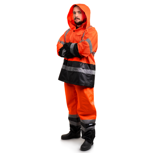 Trabajador usando el pantalón y la chaqueta del conjunto impermeable de seguridad Hi Vis Orange