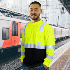 Trabajador en una estación de tren con camiseta de seguridad de manga larga, de alta visibilidad, reflectante y que disimula la suciedad