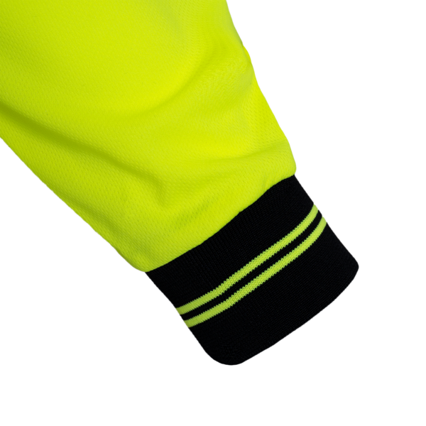 Primer plano de la manga y el puño de punto de la camisa reflectante ANSI de manga larga JORESTECH® amarilla