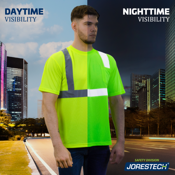 Un hombre de pie en medio de la carretera mientras lleva una camisa de seguridad amarilla de alta visibilidad JORESTECH. Muestra cómo se ve el material reflectante y fluorescente durante el día y la noche.