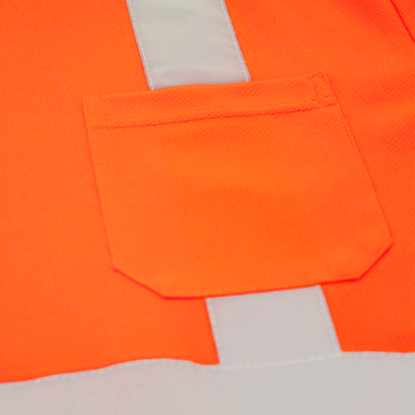Primer plano del bolsillo y la camiseta reflectante con tejido transpirable bird’s eye