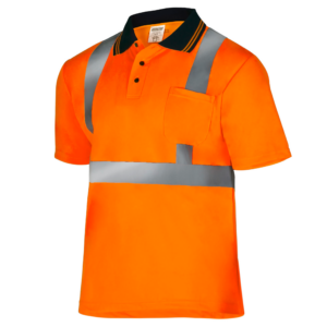 Vista diagonal de una polo de seguridad reflectante de alta visibilidad naranja. La camiseta es de manga corta, tiene cuello polo y 2 botones, cumpliendo con ANSI clase 2 tipo R.