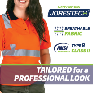 Una mujer lleva la polo de seguridad naranja. Íconos con texto que dicen: tejido transpirable, cumplimiento ANSI Tipo R, Clase II. Diseñada para un aspecto profesional.