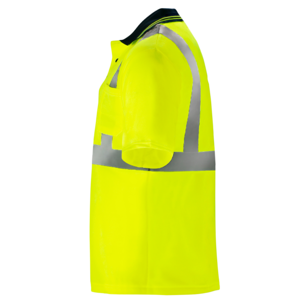 Vista lateral de una camiseta polo de seguridad reflectante de alta visibilidad amarilla. La camiseta es de manga corta, tiene cuello polo y botones.
