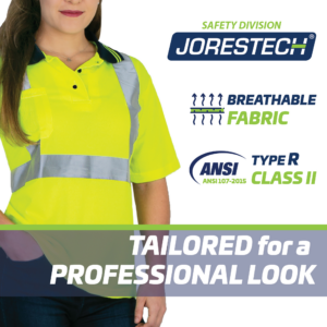 Una mujer lleva la polo de seguridad de color lima. El texto de la imagen dice: tejido transpirable, cumplimiento ANSI Tipo R, Clase II. Diseñada para ofrecer un aspecto profesional.