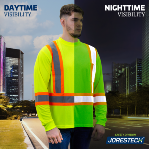 Un hombre de pie en medio de la carretera mientras lleva una camisa de seguridad de manga larga amarilla de alta visibilidad JORESTECH. Compara los materiales fluorescentes y reflectantes durante el día y la noche.