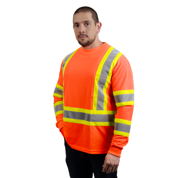 Hombre que lleva la camiseta de seguridad de manga larga naranja conforme a la ANSI