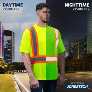 Un hombre de pie en medio de la carretera vistiendo una camisa de seguridad amarilla JORESTECH de alta visibilidad. Dividida en el centro para ver la comparación de los materiales fluorescentes y reflectantes con luz diurna y nocturna.