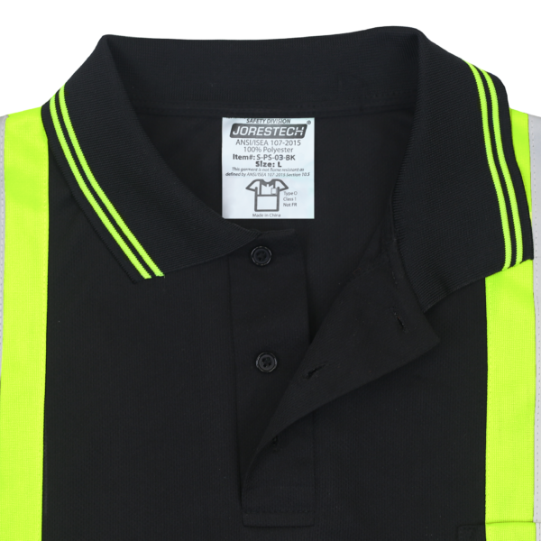 Primer plano del polo de alta visibilidad Jorestech en negro y amarillo, con 3 botones, cuello estilo polo y bolsillo en el pecho